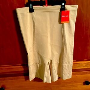 NWT Oncore Spanx high waisted mid thigh short